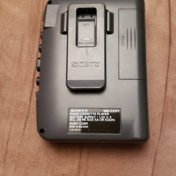 SONY WM-FX 177, AM/FM/cassette-walkman. Tape Deck Not Working, Radio - Picture 2 of 2